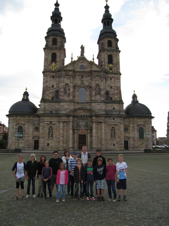 Gruppenfoto vor dem Fuldaer Dom